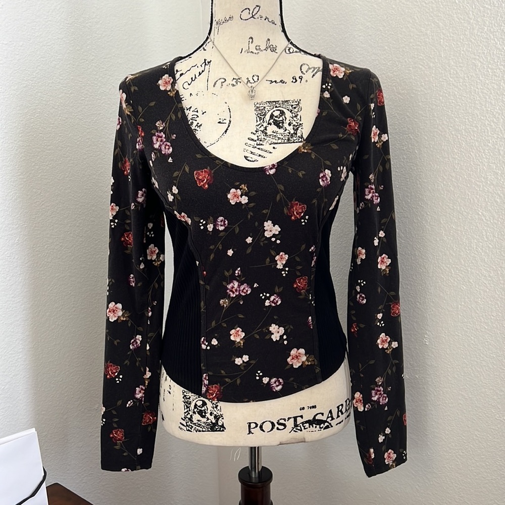 Scoop neck long sleeve floral black top